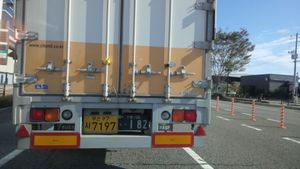 대한민국(부산광역시)과 일본(야마구치현 시모노세키시) 양쪽의 번호판을 부착한 더블 라이선스 차량