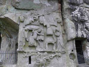 엑스테른슈타인 십자가에서 내려옴 부조에서 빌헬름 토이프트가 이르민술을 나타내는 것으로 확인한 이미지, 버나드 미스가 거부하고 정교한 의자로 해석됨