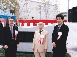 왼쪽이 엔도, 중앙이 오카 토시오, 오른쪽이 후나키 가즈오(2002년)