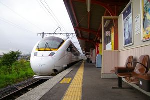 특급 카모메가 히젠카시마역에 정차해 있습니다.