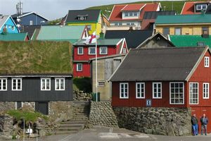 페로 제도 국기가 놀소이 마을에 게양되어 있다.