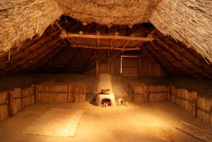 홋카이도 구시로시 호쿠토 유적의 스리문 시대의 수혈 건물 복원 모형 내부(사적 호쿠토 유적 전시관 전시). 뒤쪽 벽 중앙에 부착된 가마가 있다.