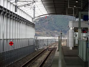 협궤 부분의 레일이 철거된 구 11번 플랫폼 (2020년 보수 기지 방면)