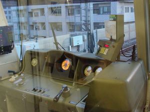 유라쿠초 선 07계 차량의 운전실(2핸들 제어 시스템)