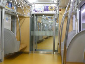 연결면과 강화 유리로 된 관통문