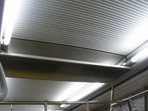 라인데리아(보조 송풍기) 설치 부분 측면경면 가공을 위해 천장을 관통하는 것처럼 보인다