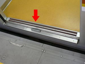 제21편성의 출입구 식별 표시판 (적색 화살표 위쪽이 차내)