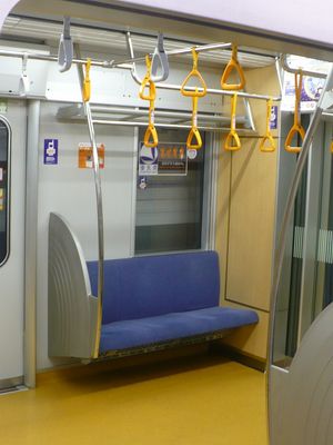 제21편성의 우선석 (손잡이 높이 낮춤)