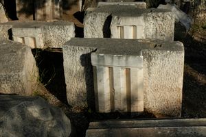 델포이의 마르마리아에 메토프를 삽입하기 위한 슬롯이 있는 트리글리프 블록