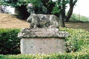 괴물 공원 입구에 있는 스핑크스.