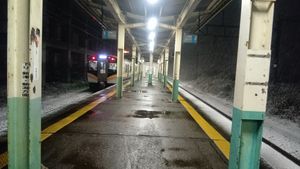 승강장과 E129형 (2024년 12월)