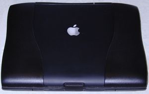 6색 애플 로고와 흰색 1색 애플 로고를 모두 가진 드문 기종인 PowerBook G3 Wallstreet