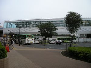 북쪽 로터리에서 본 완성 직후의 고가 홈 (2011년 6월)