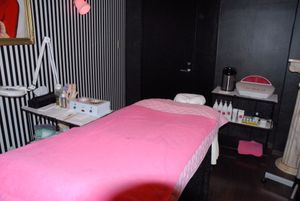 왁싱 설비를 갖춘 에스테틱 살롱의 개인실 내부