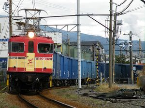 ED40형이 견인하는 화물 열차. 연선에는 제지 공장이 많아, 화물 수송은 종이 제품이 중심.(2008년)
