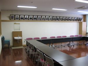 역대 교장의 초상 사진 (중학교 회의실)