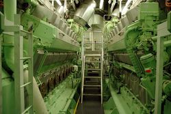 기관실 내부의 바르질라 16V32 디젤 엔진