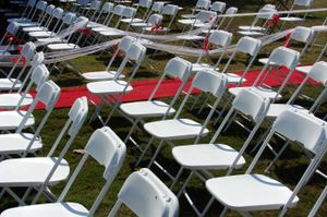 야외 결혼식장에 놓인 파이프 의자