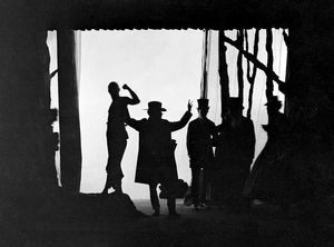 황제 존스(1920)의 장면, 클레온 스록모턴 디자인