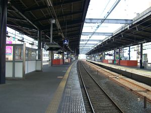 섬식 승강장 (2007년 5월)