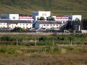 김일성과 김정일의 초상이 걸린 남양역