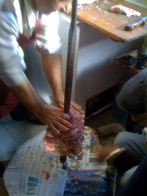 Cağ에 양고기 조각을 쌓는 모습