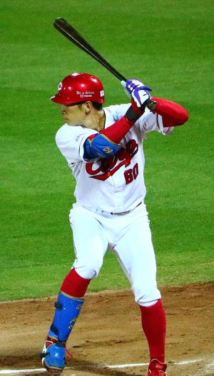 타석에서의 아베 (2017년 6월 15일 MAZDA Zoom-Zoom 스타디움 히로시마에서)