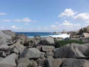 무시로세, 수평선 중앙은 톤바라 암이며, 그 왼쪽은 아마미오섬