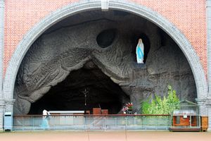 성모당 내부 동굴 모습