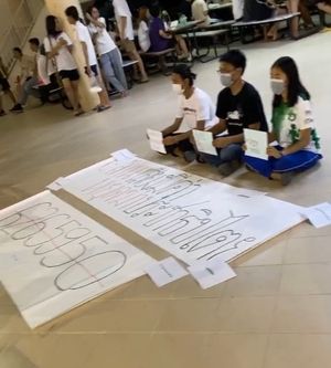 2월 25일 스리나카린위롯 대학교 옹카락 캠퍼스 시위. 지워진 숫자는 해산된 FFP의 총 득표수이다