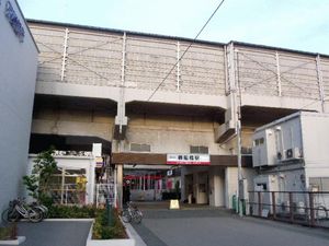 역명판 갱신 전의 동쪽 출구 (2013년 2월)