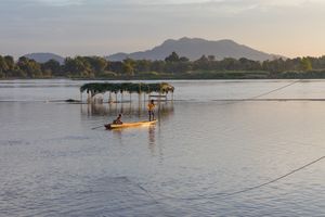 돈 뿌아이에서 석양 아래 메콩강 피로구
