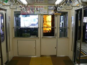 승무원실 칸막이 부분칸막이 문의 유리는오렌지색 착색 유리