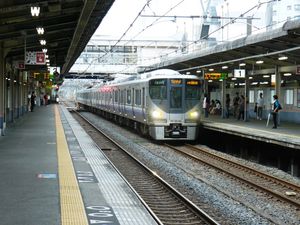 1번 홈으로 들어오는 225계 간쿠 키슈지 쾌속