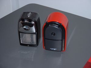 칼 사무기(カール事務器)와 미쓰비시 연필(三菱鉛筆)의 기계식 연필깎이