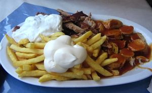 "택시 텔러"는 커리부르스트, 샤슬릭 소스, 마요네즈, 기로스 고기, 차지키를 곁들인 감자 튀김 접시이다.