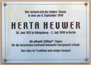 헤르타 호이베르의 소시지 포장마차 터를 기념하는 명판