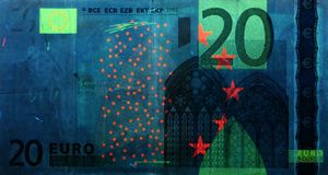 형광등(UV-A) 아래의 20유로 지폐 앞면