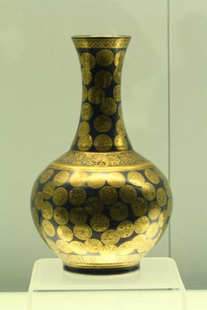 경덕진(景德鎮)·흑지금백단문병(黑地金百団文瓶)·청(清)나라