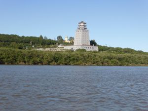 두만강에서 용호각을 바라봄