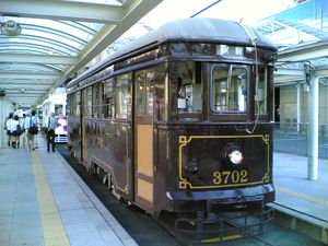 모3700형2005년 8월, 역 앞