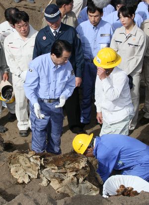 유골 수습 작업을 시찰하는 관 나오토