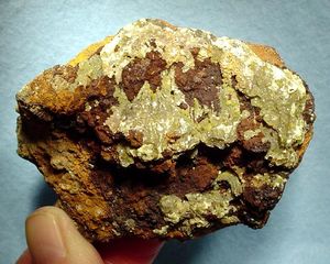 이 광물 표본의 황금색 결정은 β-AgI의 자연 발생 형태인 요오드은광이다.