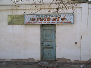 2006년 3월 누쿠스의 사진 연구소 - 라틴 알파벳을 사용한 카라칼파크어 표지판