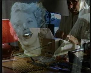 1장의 겹쳐진 두 이미지: 고다르가 타자기를 치는 모습, 그리고 이다 루피노