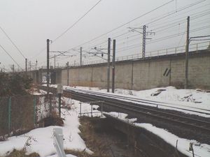 하행선 분기점의 히가시후쿠시마 측. 앞쪽이 도호쿠 본선 하행선, 다음이 아부쿠마 급행 하행선, 위의 고가선이 도호쿠 본선 상행선, 안쪽에 입체 교차가 보인다.