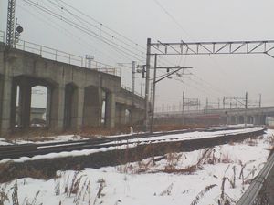아부쿠마 급행선 수렴부. 위의 고가선은 상행 본선, 멀리 보이는 고가선은 도호쿠 신칸센