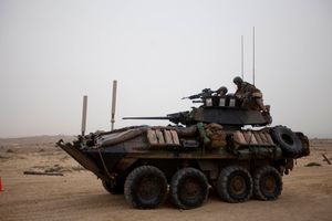 아프가니스탄에 파병된 LAV-25A2. 포탑 위에 방탄 유리 달린 추가 방탄판이 장착되어 있다.