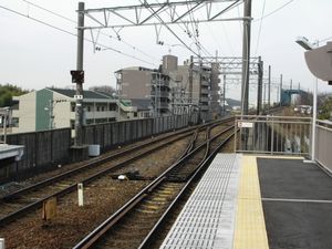 역 서쪽에 있는 도메이 고속도로 가도교(뒤쪽)와 건넘선(앞쪽)