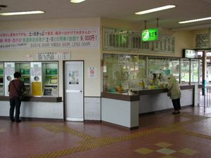 리뉴얼 전의 개찰구 부근 (2004년 7월)